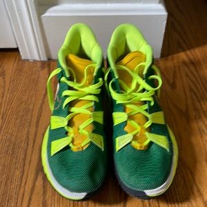 MEN NIIKE KYRIE 11.5